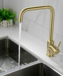 Gouden keukenkraan met U vormige uitloop stromend water