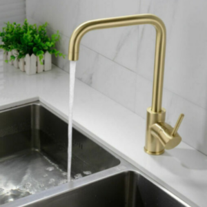 Gouden keukenkraan met U vormige uitloop stromend water