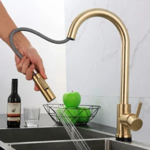 Geborsteld gouden keukenkraan met uittrekbare sproeikop