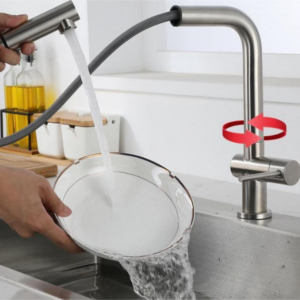 RVS keukenkraan met pull out in actie