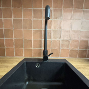 Sfeer foto zwarte keukenkraan