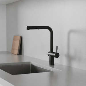 Zwarte keukenkraan met uittrekbare uitloop in een nette keuken