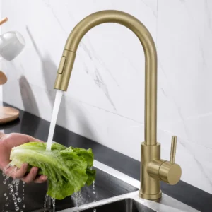 Geborsteld gouden keukenkraan met uittrekbare sproeikop